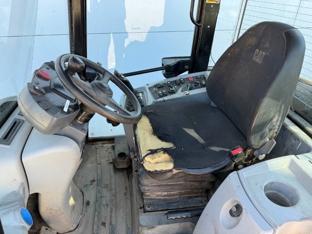 CAT 906H - Auto Greasing / Quick Coupler