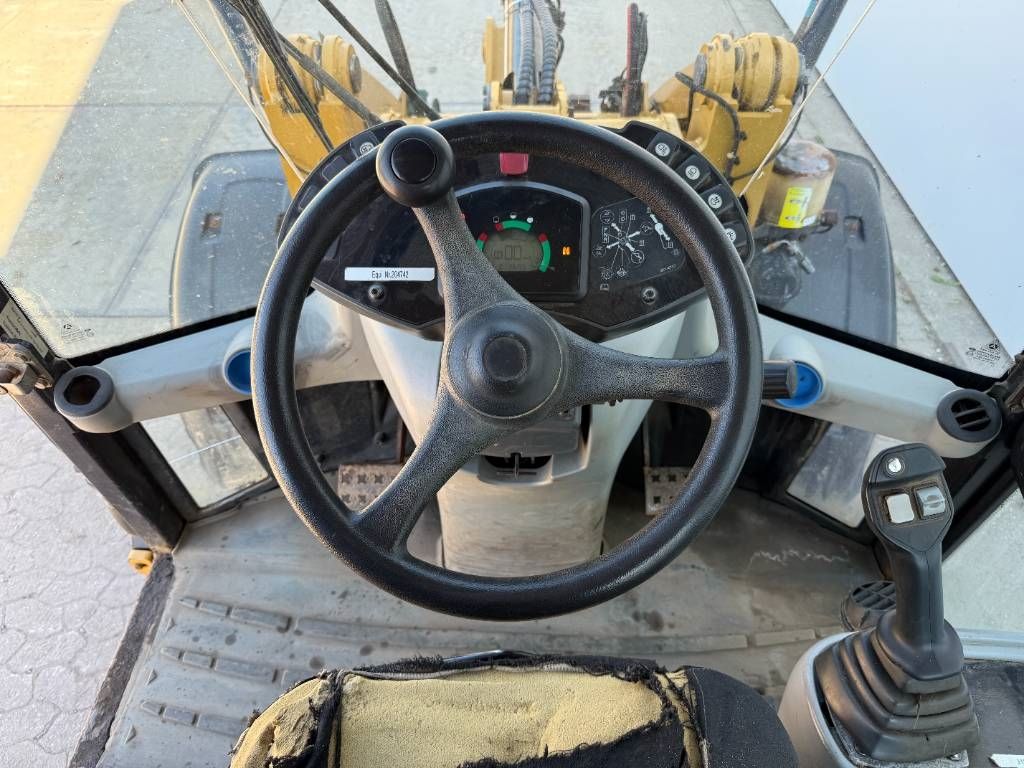 CAT 906H - Auto Greasing / Quick Coupler