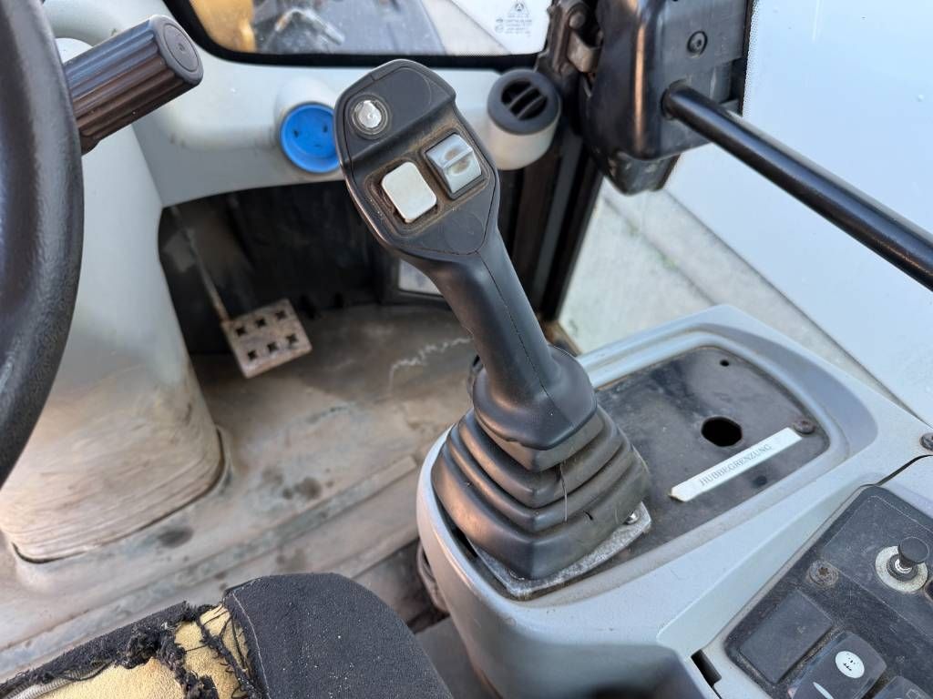 CAT 906H - Auto Greasing / Quick Coupler