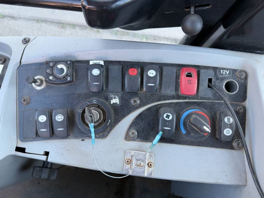 CAT 906H - Auto Greasing / Quick Coupler