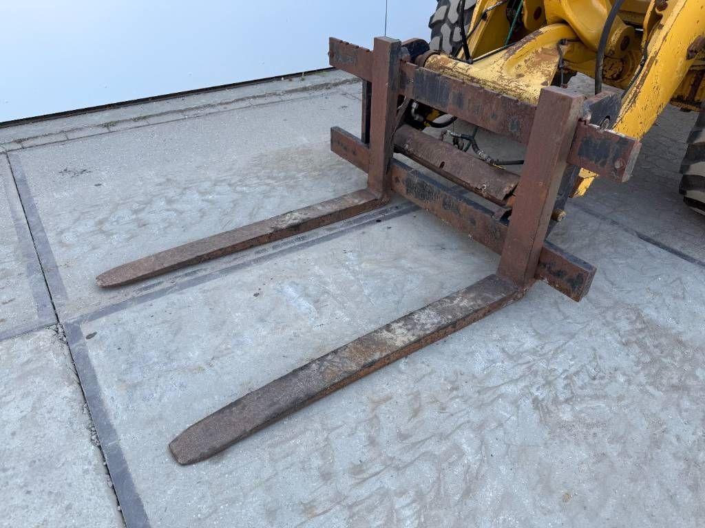 CAT 906H - Auto Greasing / Quick Coupler