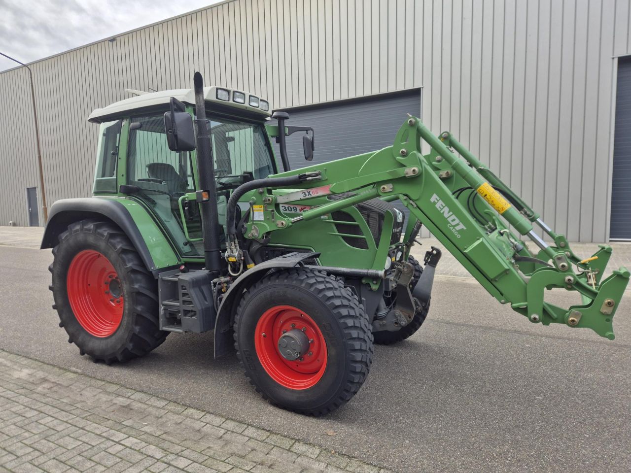 Prachtige fendt 309 vario tms met voorlader