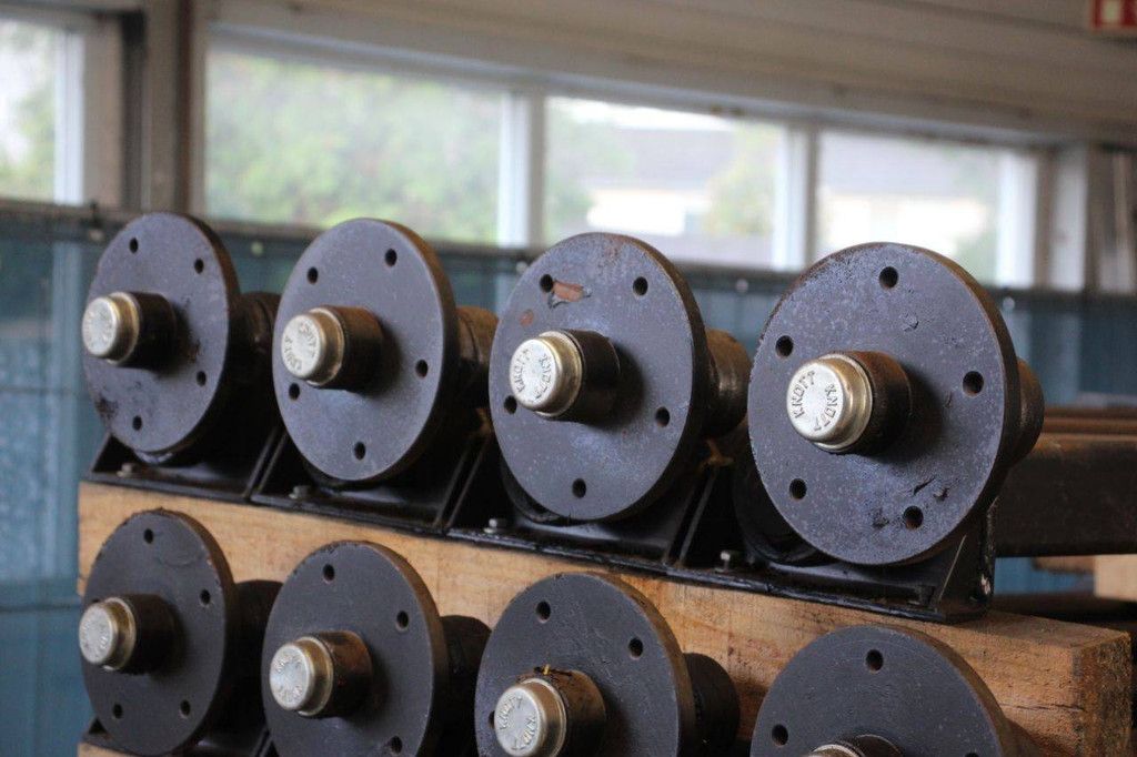 Lot of Wheel Axles Knott 32x with lot of hexagon bolts New