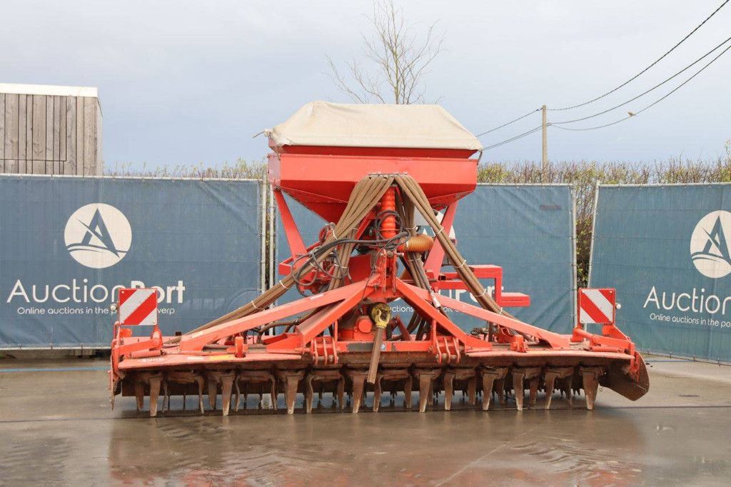 Rotoregg Kuhn HR4004D 2013 mit angebauter Sämaschine von Kverneland