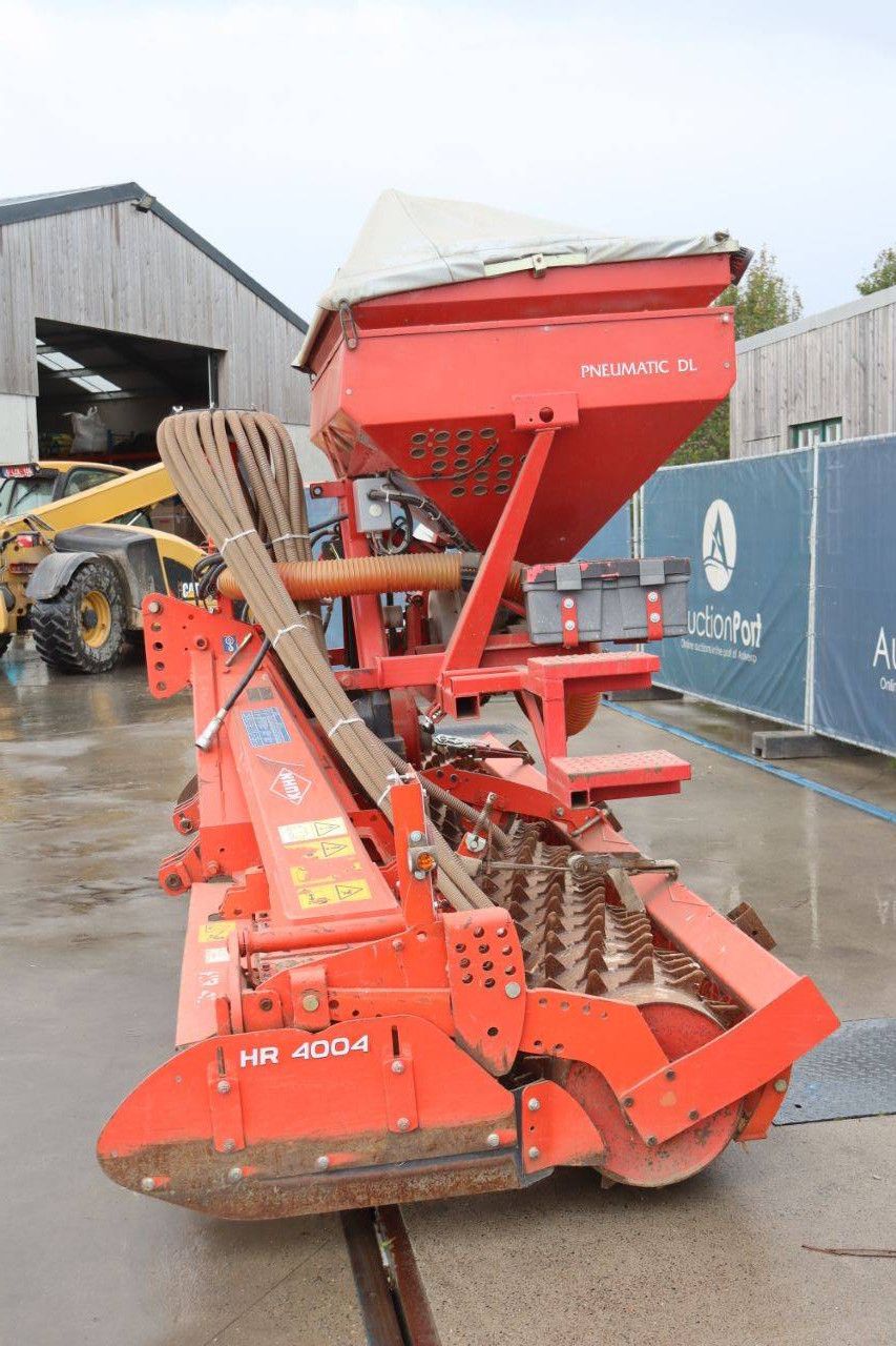 Rotoregg Kuhn HR4004D 2013 mit angebauter Sämaschine von Kverneland