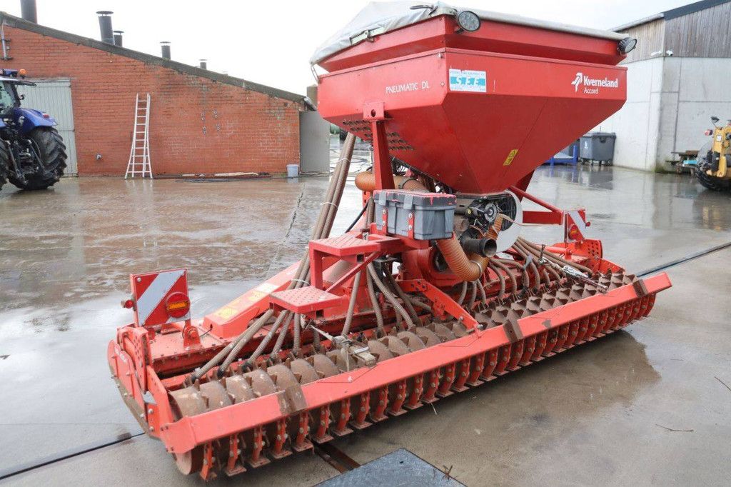 Rotoregg Kuhn HR4004D 2013 mit angebauter Sämaschine von Kverneland