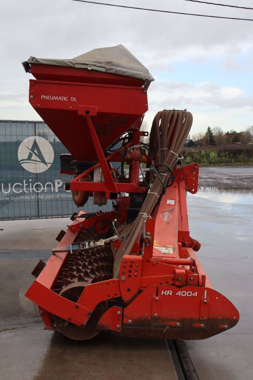 Rotoregg Kuhn HR4004D 2013 mit angebauter Sämaschine von Kverneland
