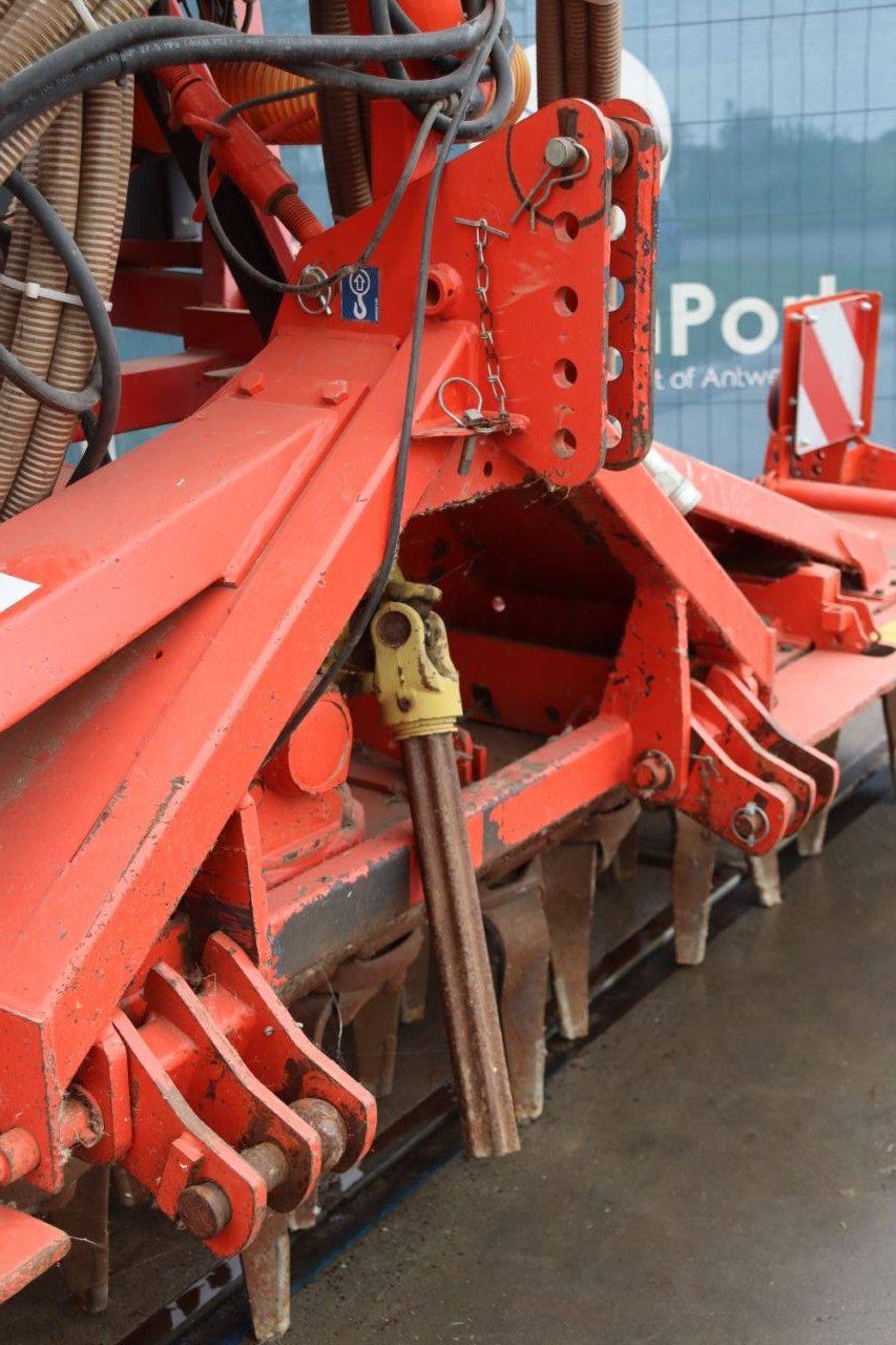 Rotoregg Kuhn HR4004D 2013 mit angebauter Sämaschine von Kverneland