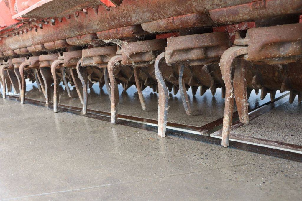 Rotoregg Kuhn HR4004D 2013 mit angebauter Sämaschine von Kverneland