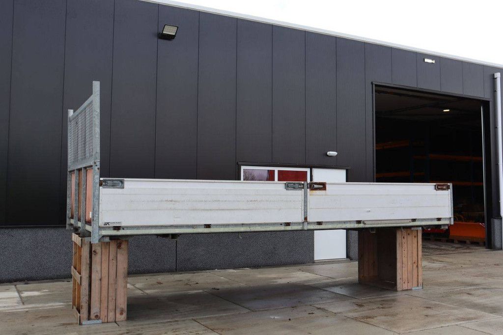 Loose loading bed of trailer