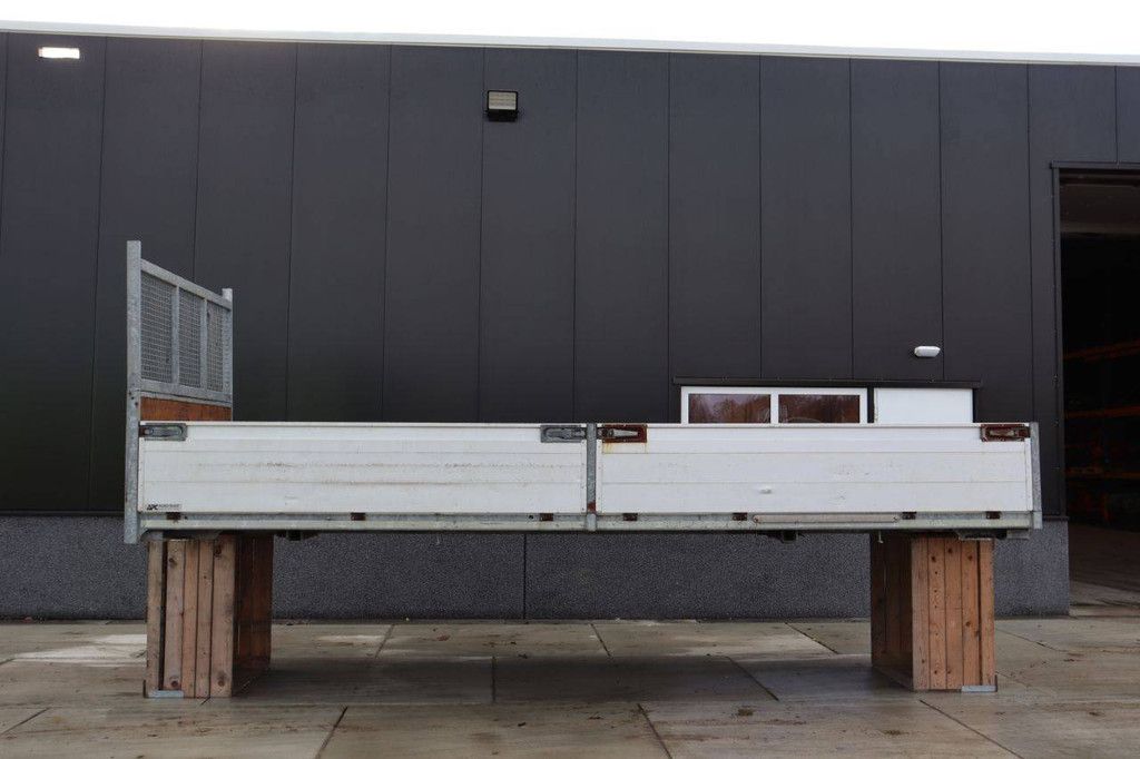 Loose loading bed of trailer