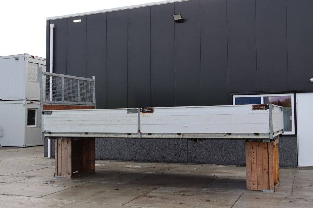 Loose loading bed of trailer