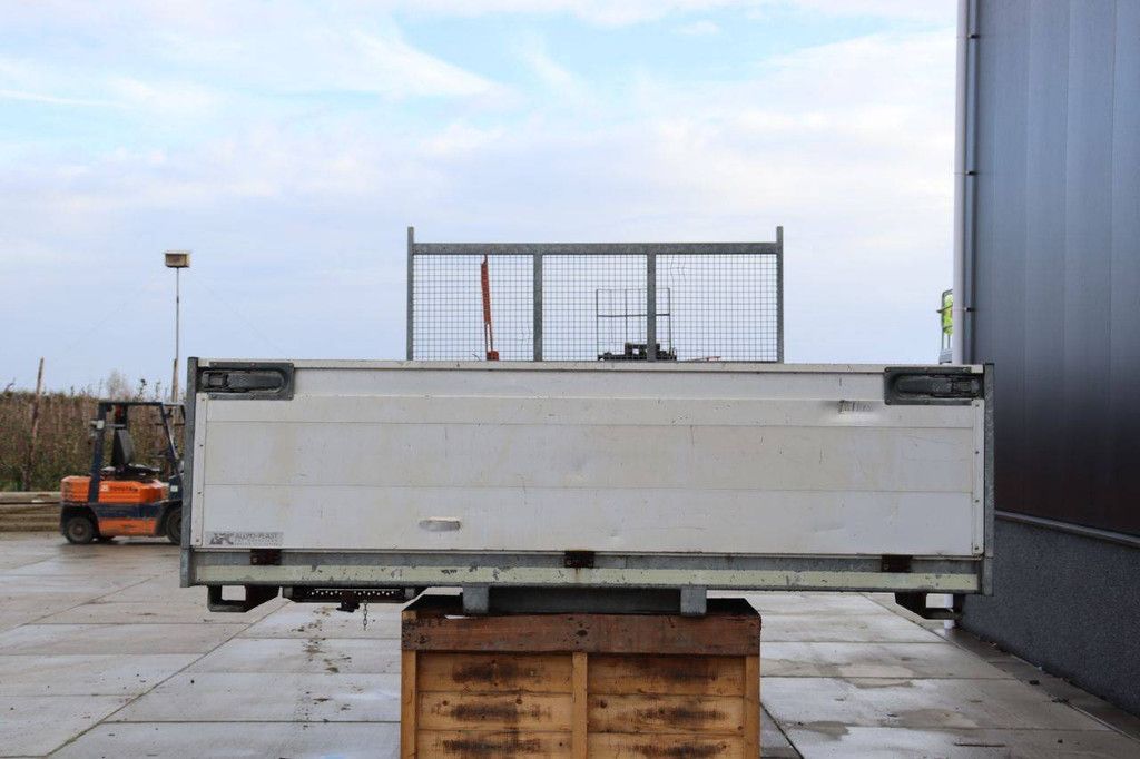 Loose loading bed of trailer