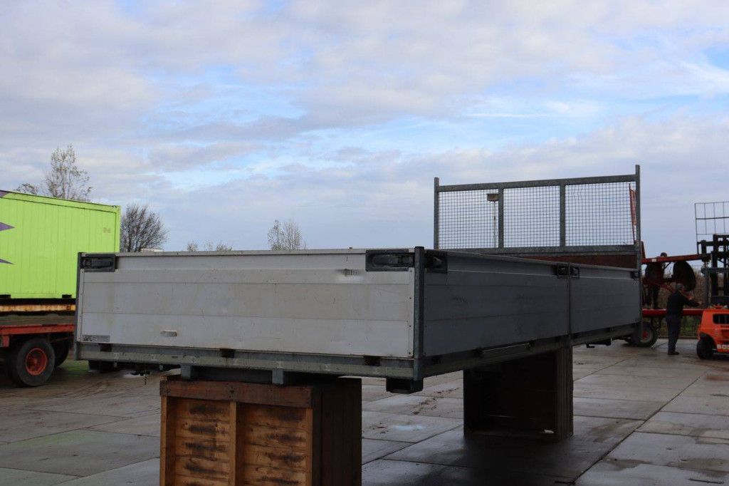 Loose loading bed of trailer