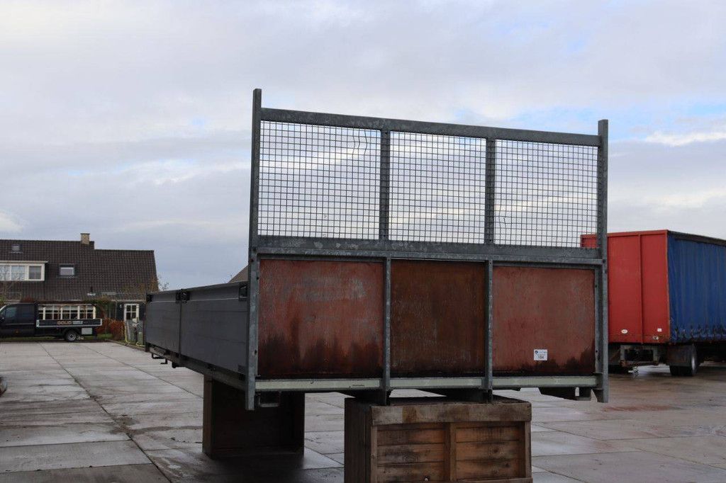 Loose loading bed of trailer