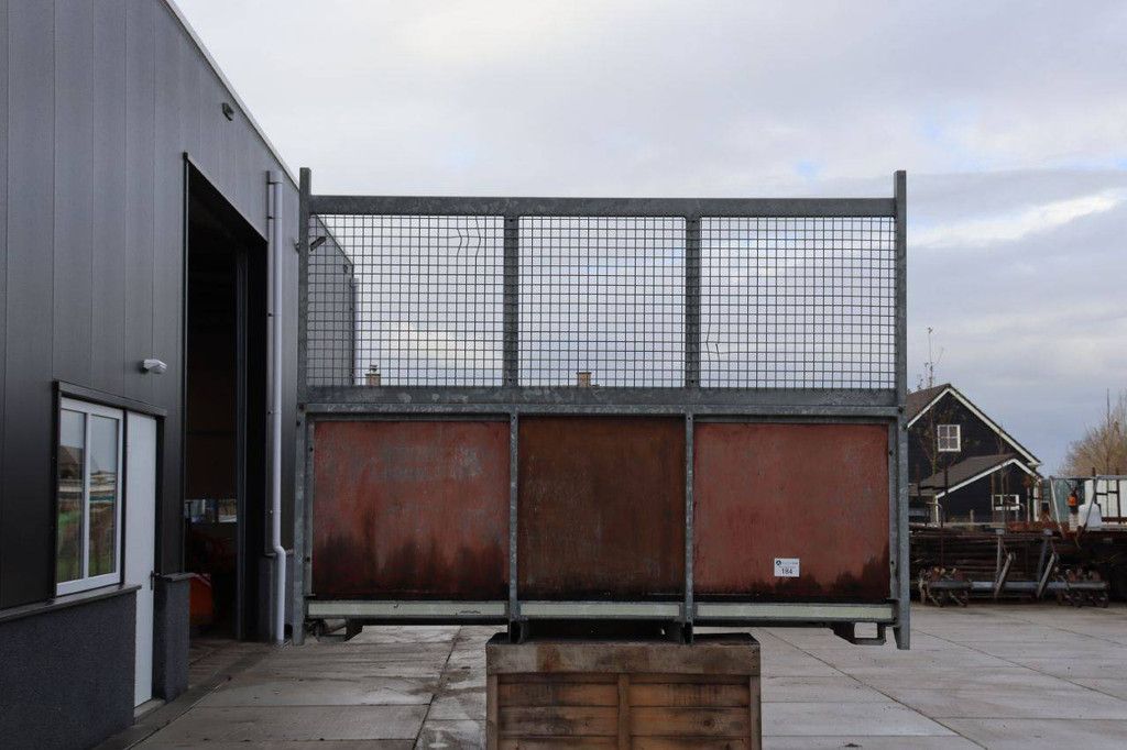 Loose loading bed of trailer