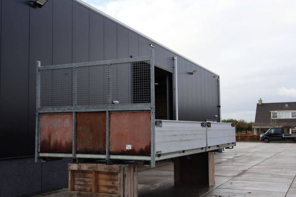 Loose loading bed of trailer