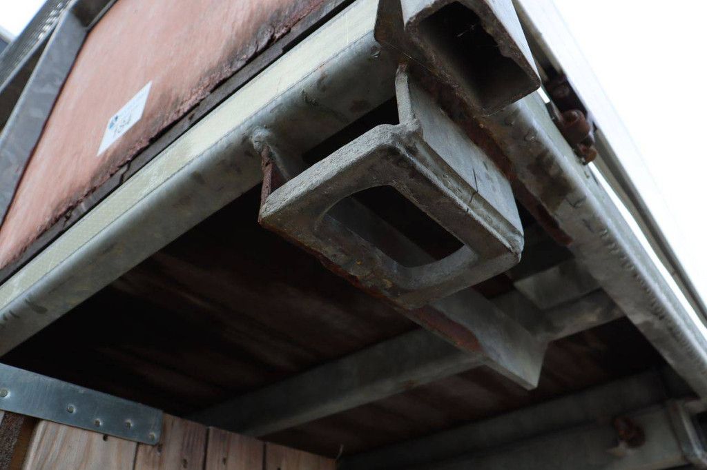 Loose loading bed of trailer