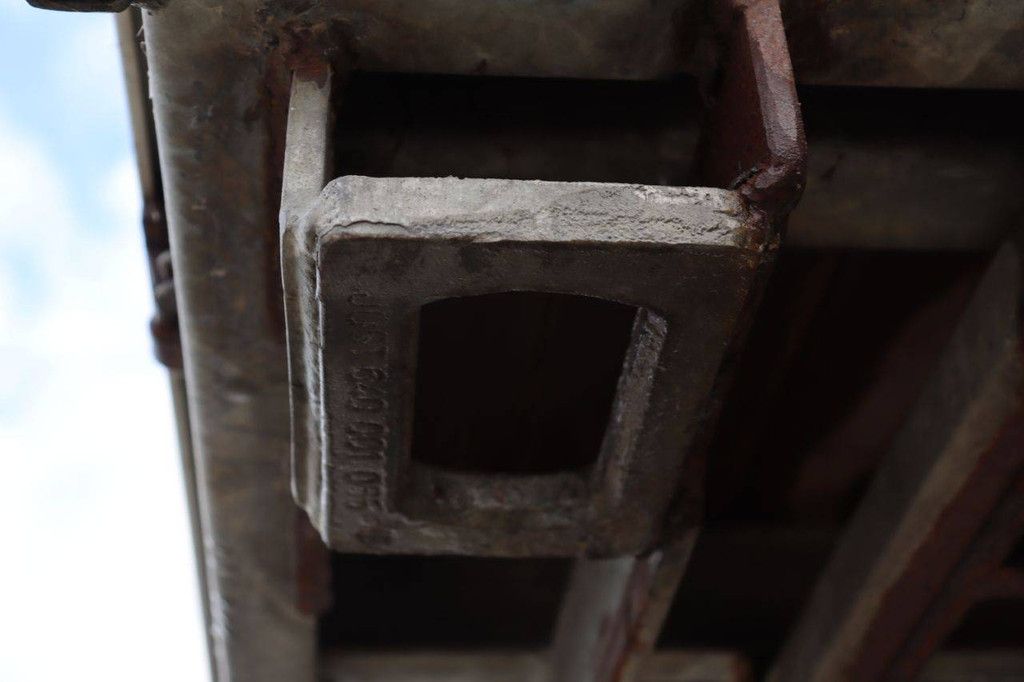 Loose loading bed of trailer