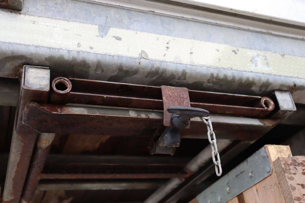 Loose loading bed of trailer