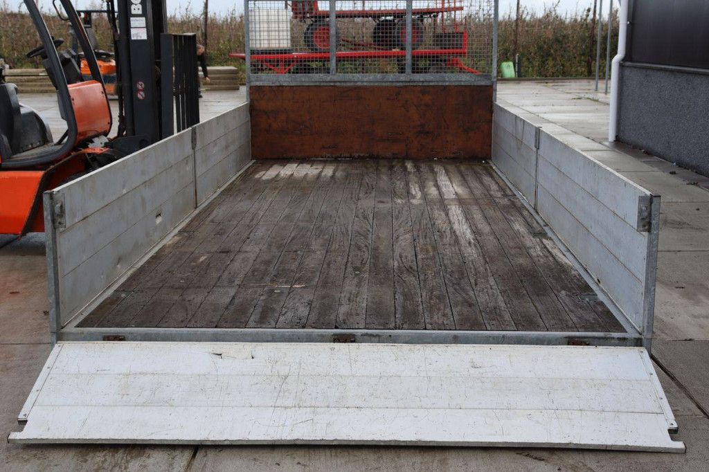 Loose loading bed of trailer