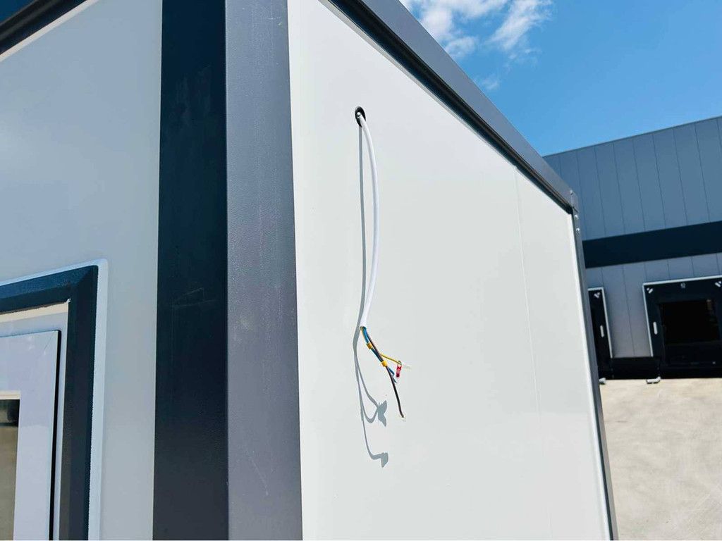 Mobile living unit with bathroom 2025