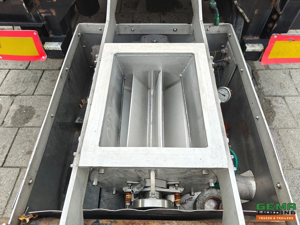 LAG O-3-CC 3 Axles MB - 30FT Tipping Chassis - Rotary Feeder - Cooler - 5490KG