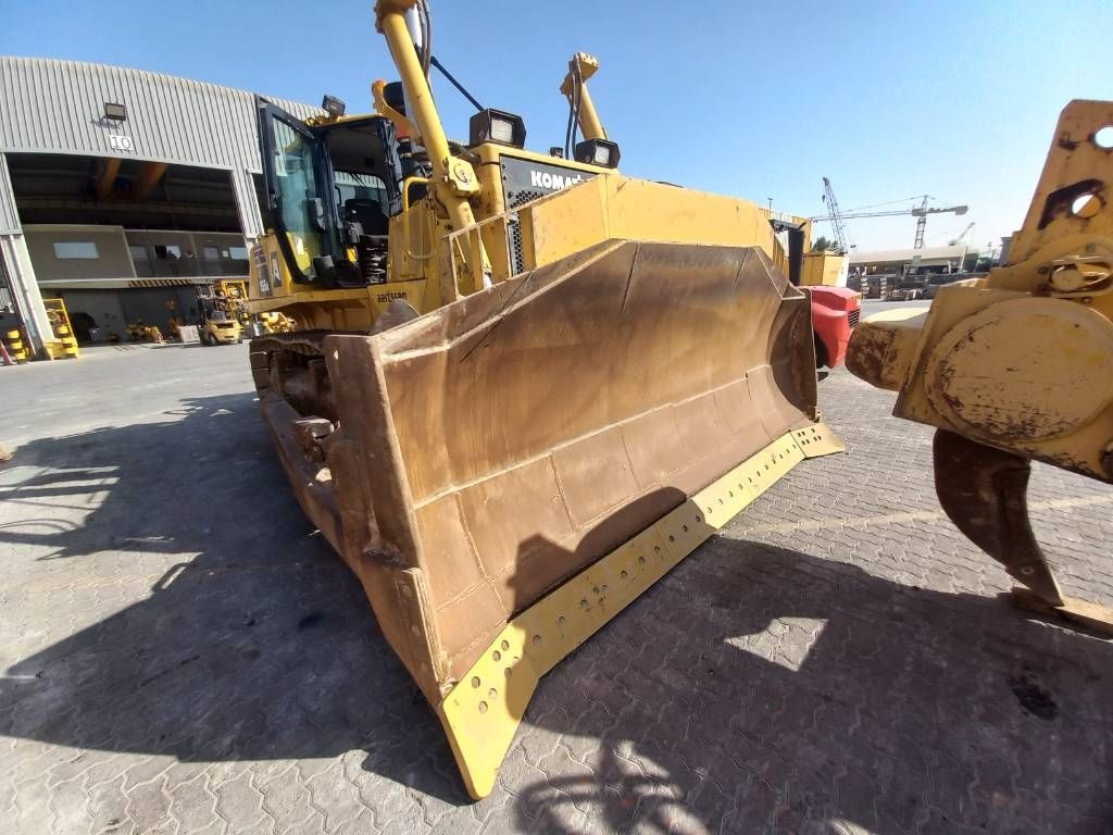 Komatsu D155A-6R (4 pcs available in Abu Dhabi)