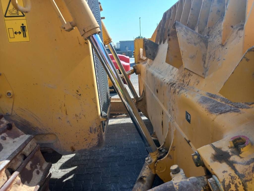 Komatsu D155A-6R (4 pcs available in Abu Dhabi)