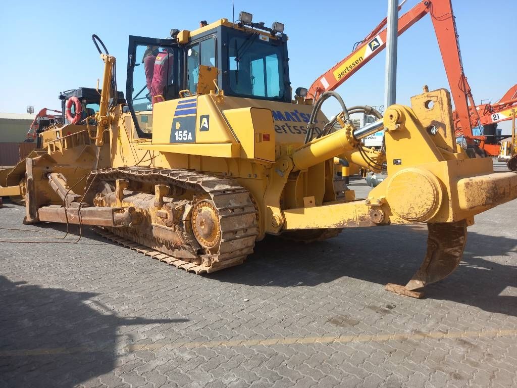 Komatsu D155A-6R (4 pcs available in Abu Dhabi)