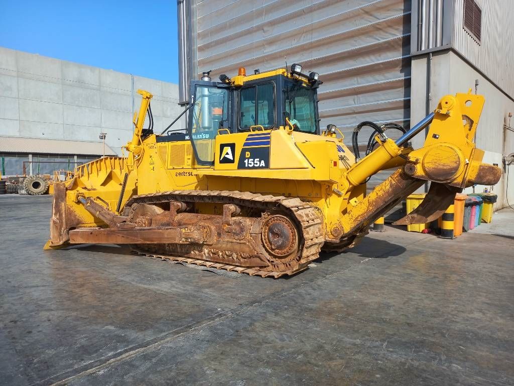 Komatsu D155A-6R (4 pcs available in Abu Dhabi)