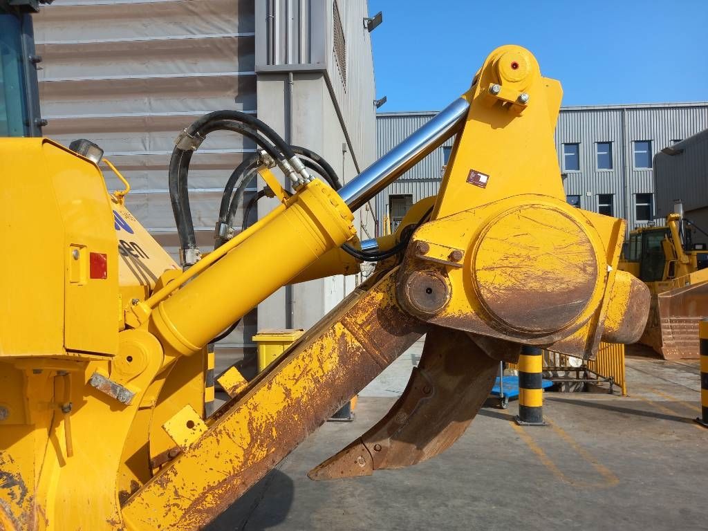 Komatsu D155A-6R (4 pcs available in Abu Dhabi)
