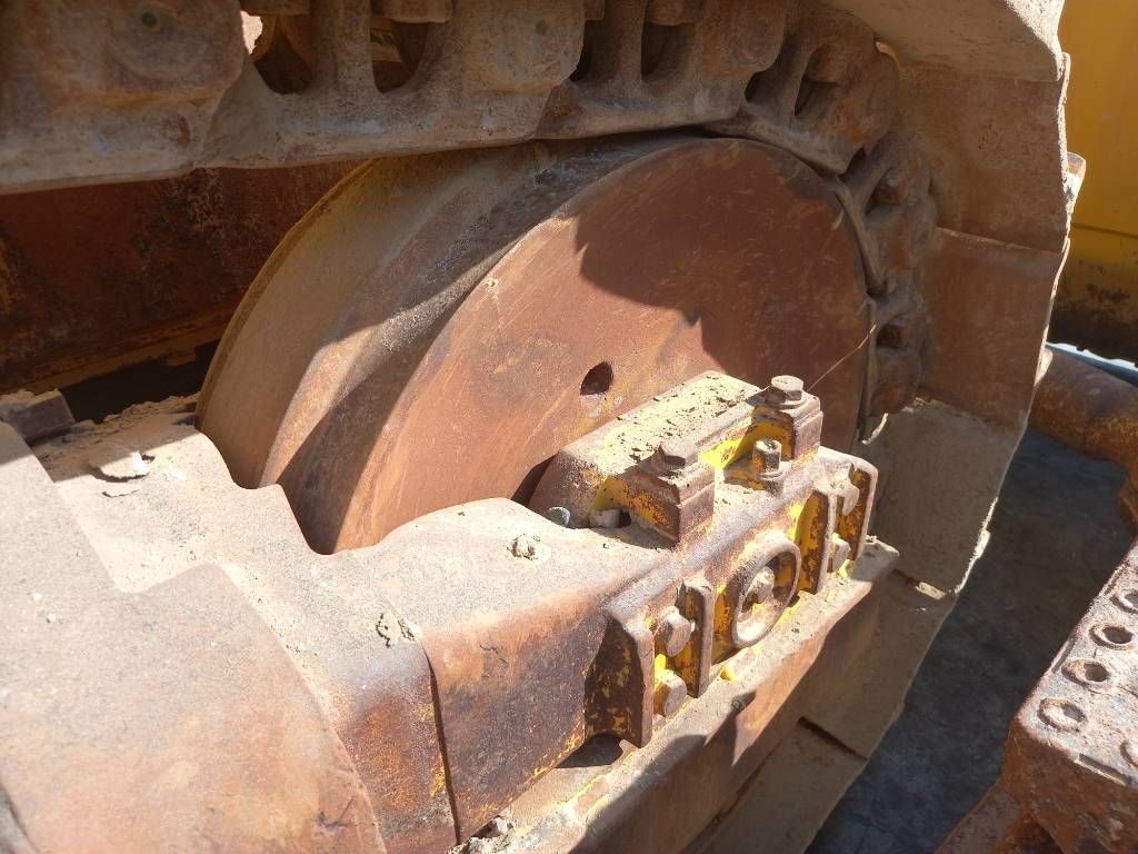 Komatsu D155A-6R (4 pcs available in Abu Dhabi)