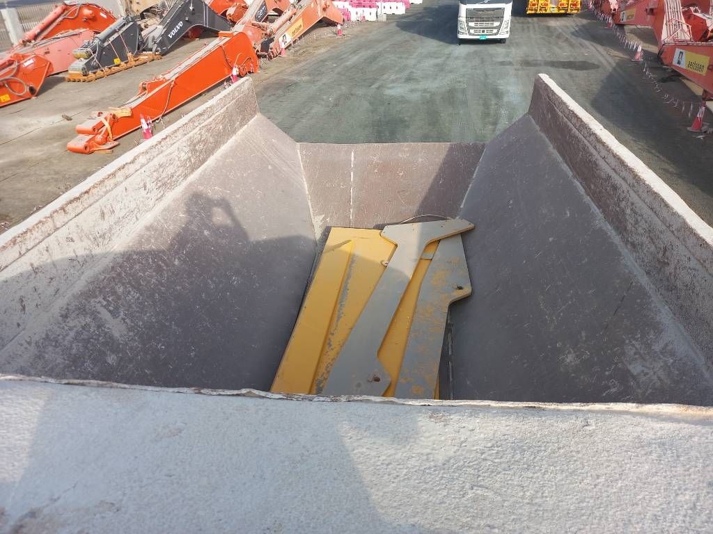 Komatsu HM400-3R (4 pcs available in Abu Dhabi)