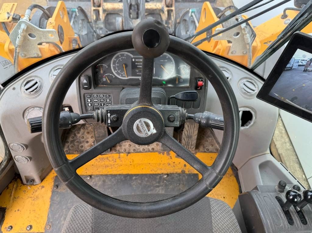 Volvo L60H - Backup Camera / Quick Coupler