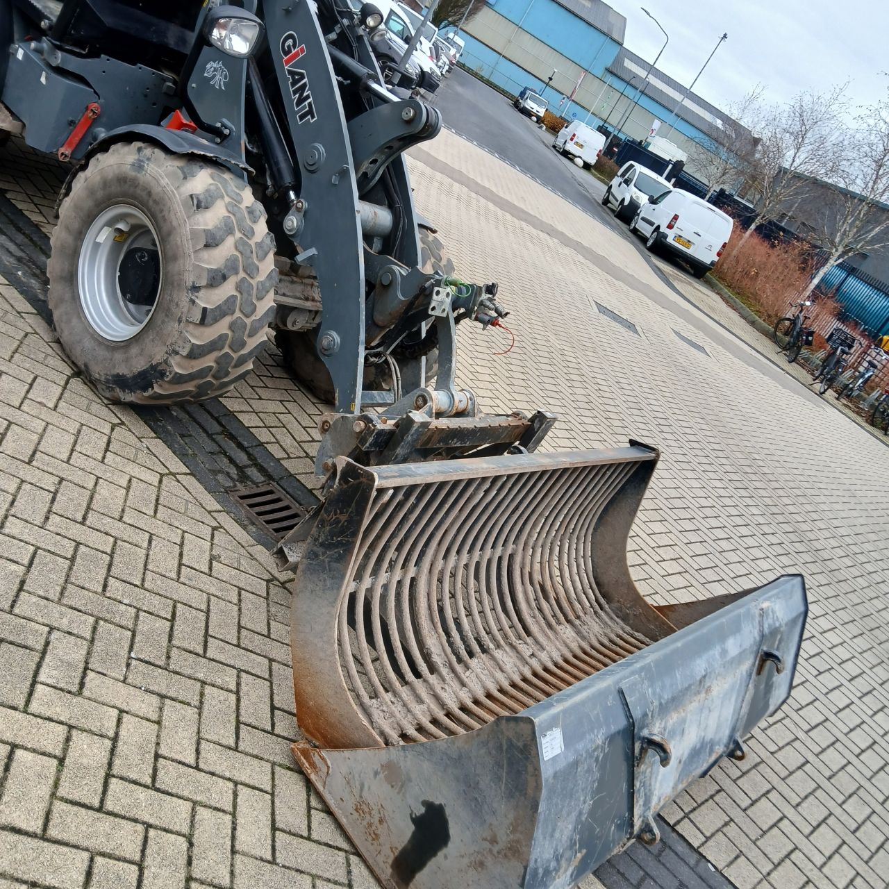 Giant G5000DC Shovel.