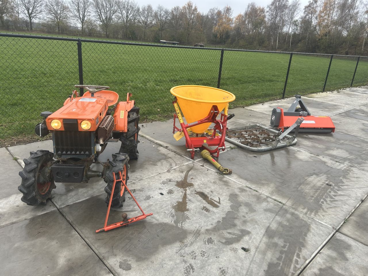Leuke set Kubota b7000 met werktuigen