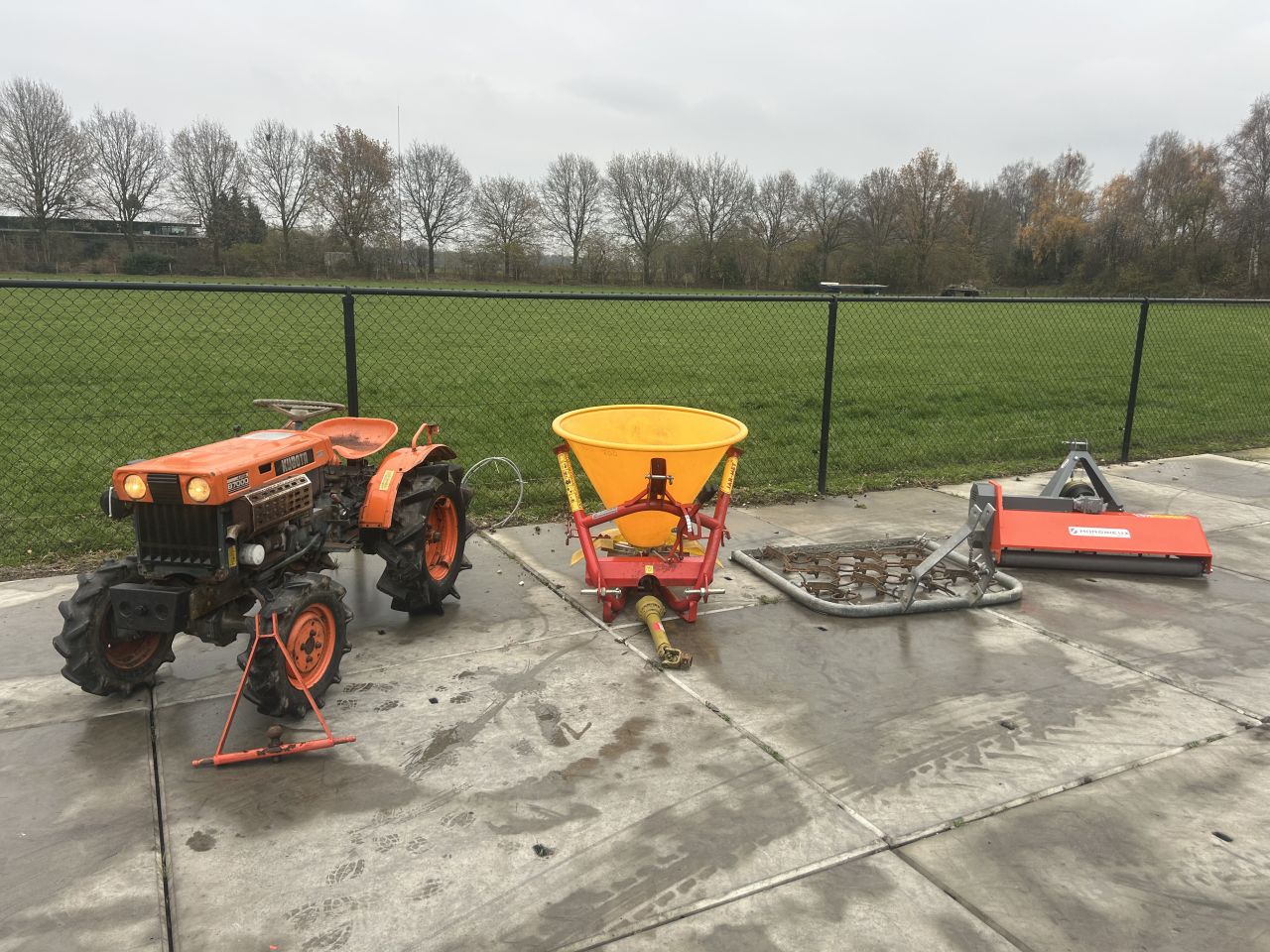 Leuke set Kubota b7000 met werktuigen