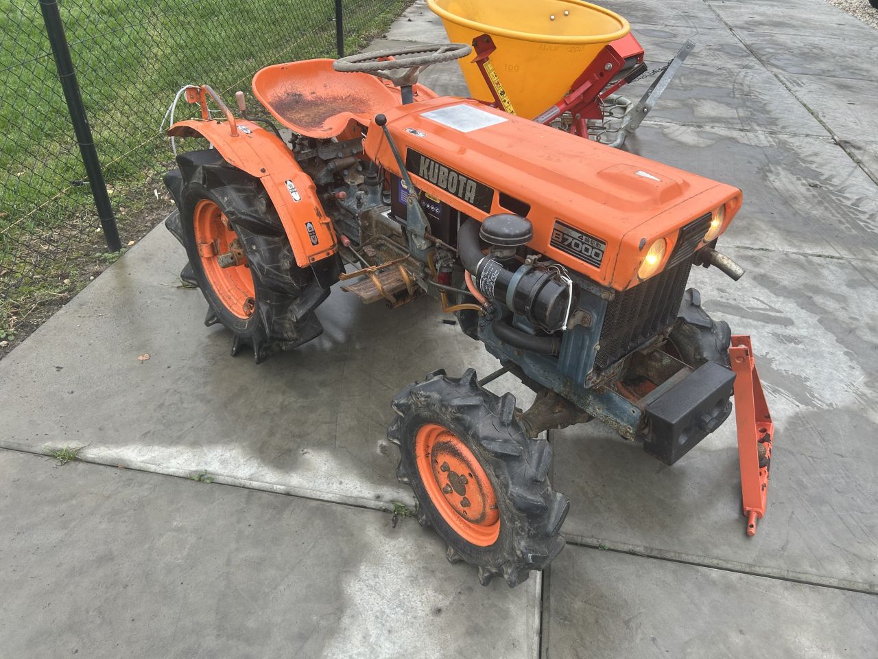 Leuke set Kubota b7000 met werktuigen