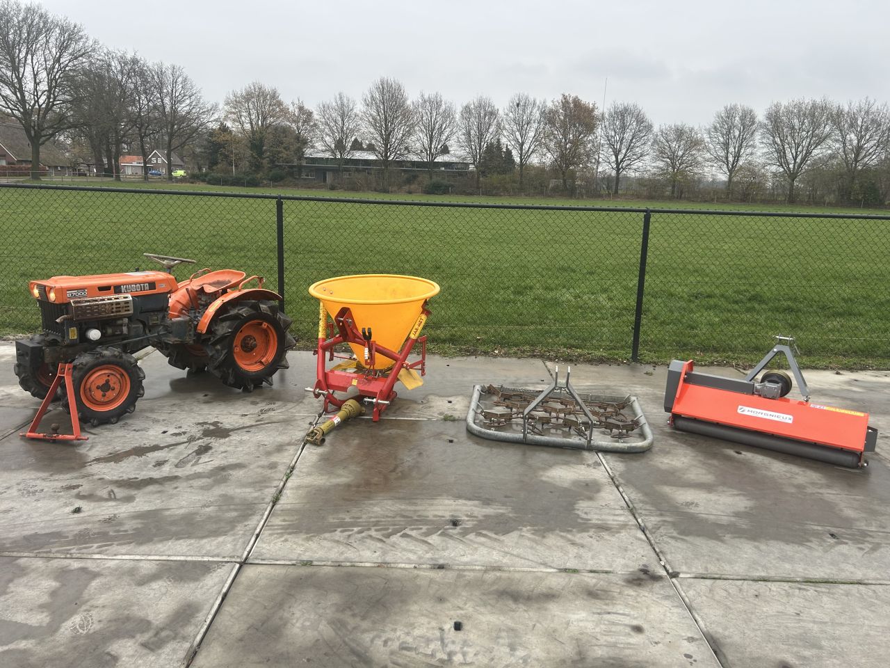 Leuke set Kubota b7000 met werktuigen