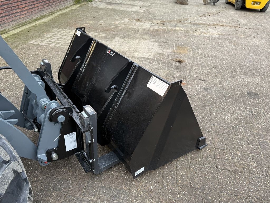 Giant G2700 HD+ met cabine minishovel NIEUW