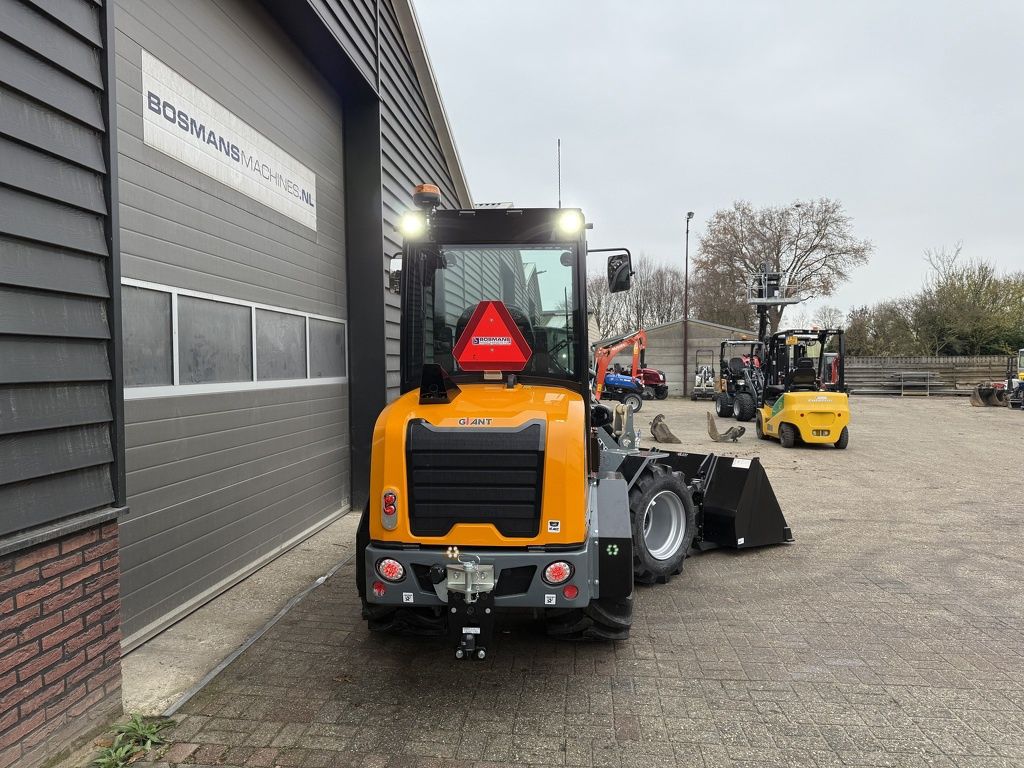 Giant G2700 HD+ met cabine minishovel NIEUW