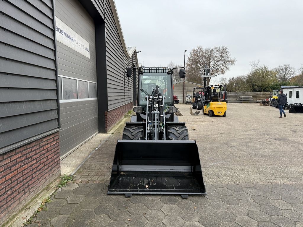 Giant G2700 HD+ met cabine minishovel NIEUW