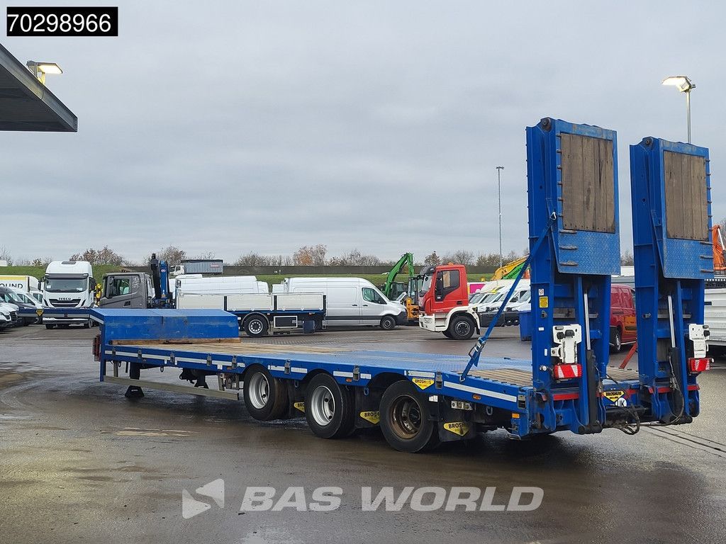 Broshuis 3ASD-18-30/0 Lift + Steering Axle Hydraulic Ramps