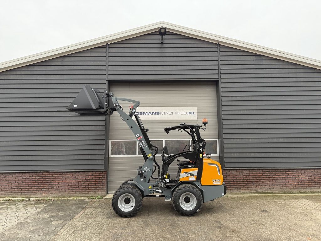 Giant G2300 minishovel / kniklader NIEUW
