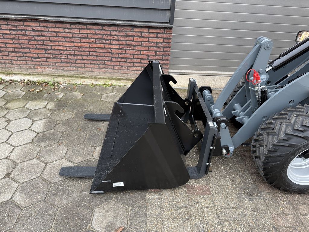 Giant G2300 minishovel / kniklader NIEUW