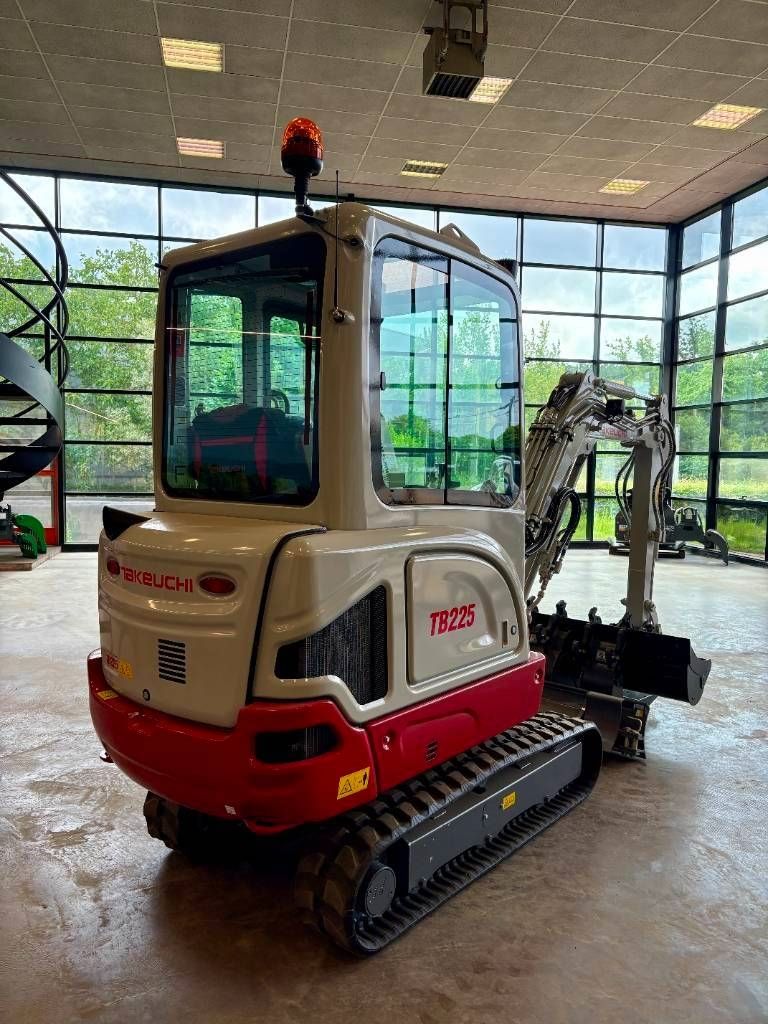 Takeuchi TB 225