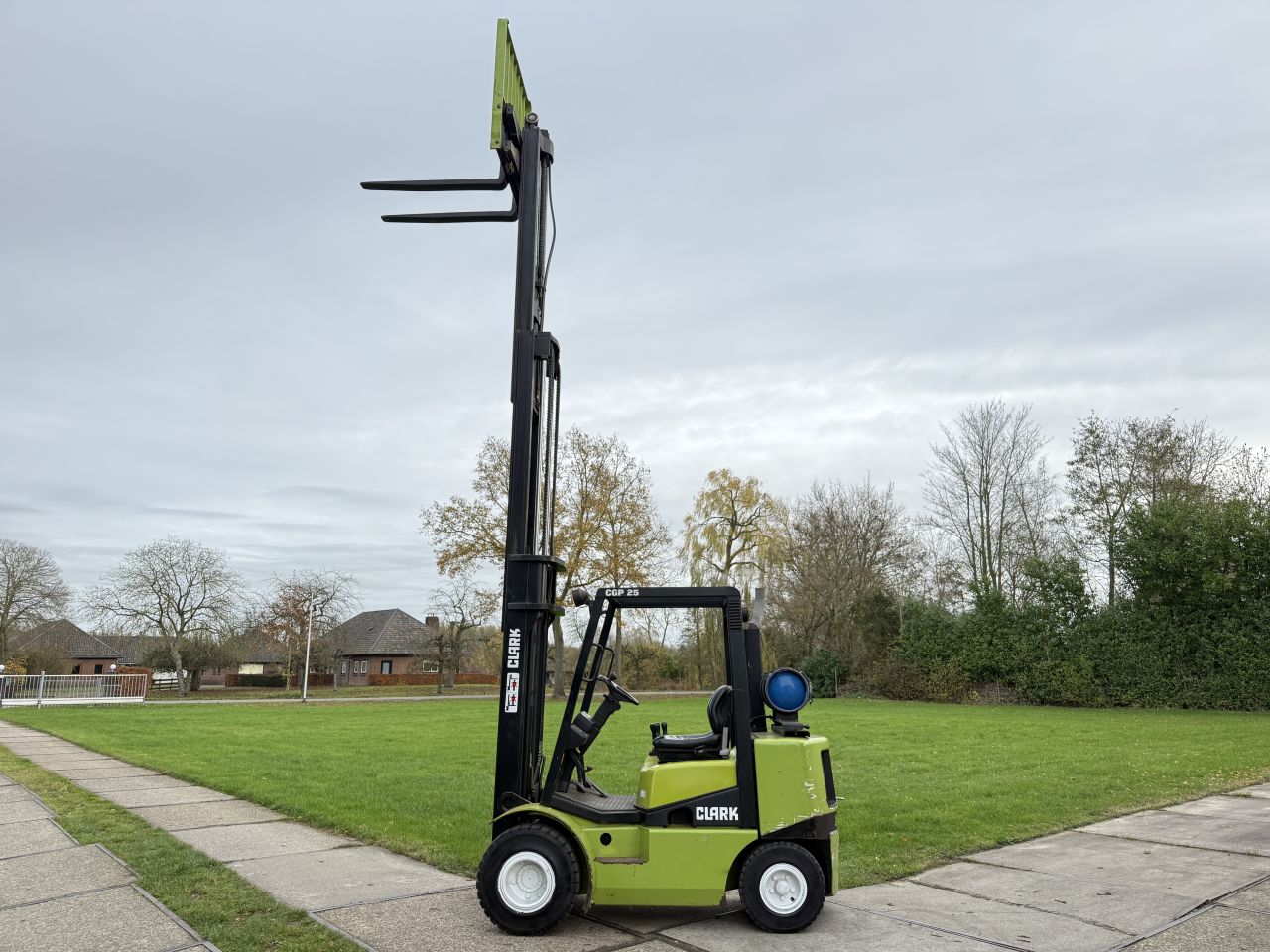 Clark 2.5 tonner lpg heftruck triplex 5.5m freelift sideshift