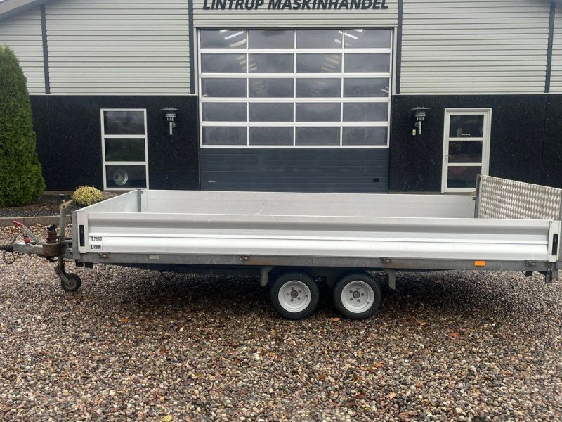 Maskin med vip og rampe med hydraulisk tip