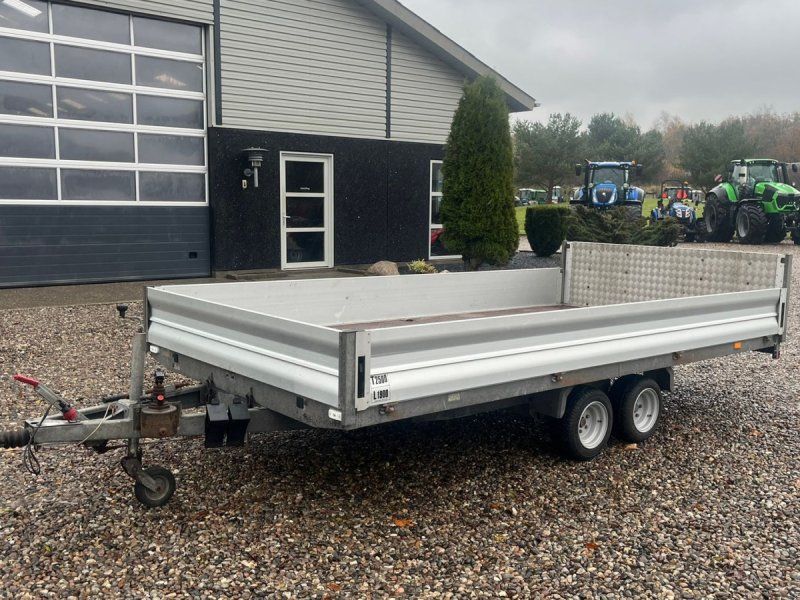 Maskin med vip og rampe med hydraulisk tip